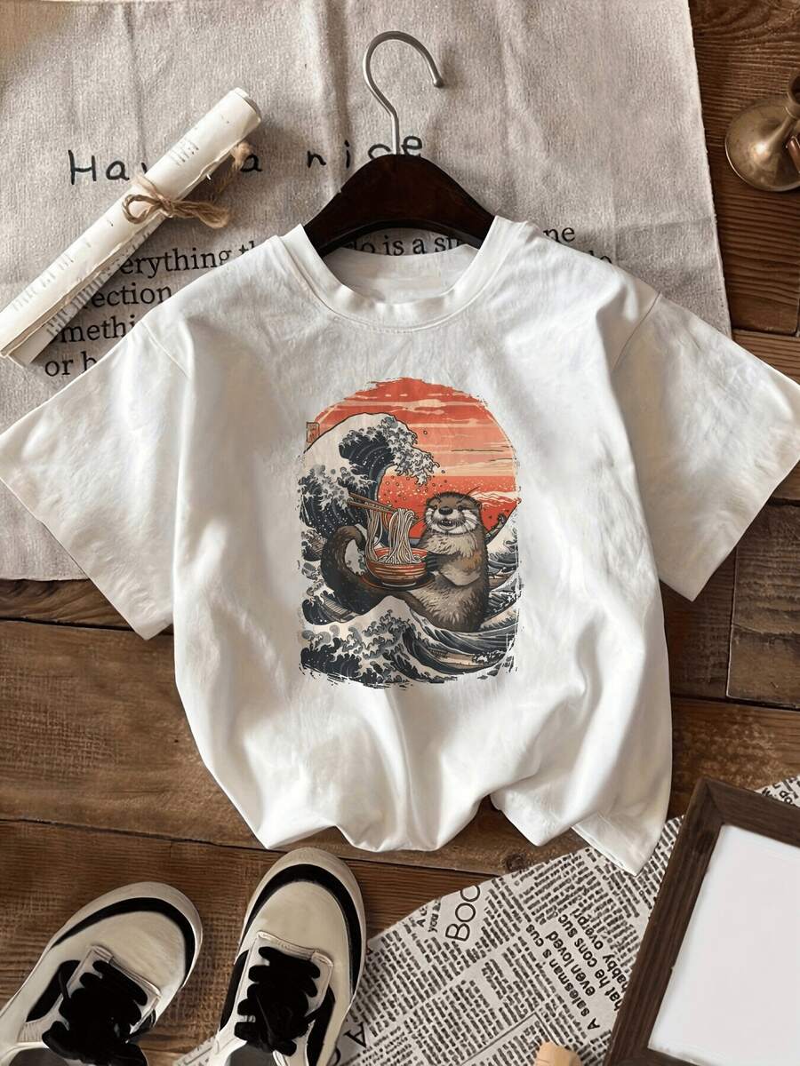 Un mar enérgico con olas que chocan bajo un atardecer naranja mientras una nutria feliz sostiene un cuenco de fideos transmitiendo calma y alegría camiseta de mujer casual moderna cómoda para uso diario - Blanco - Ver 1