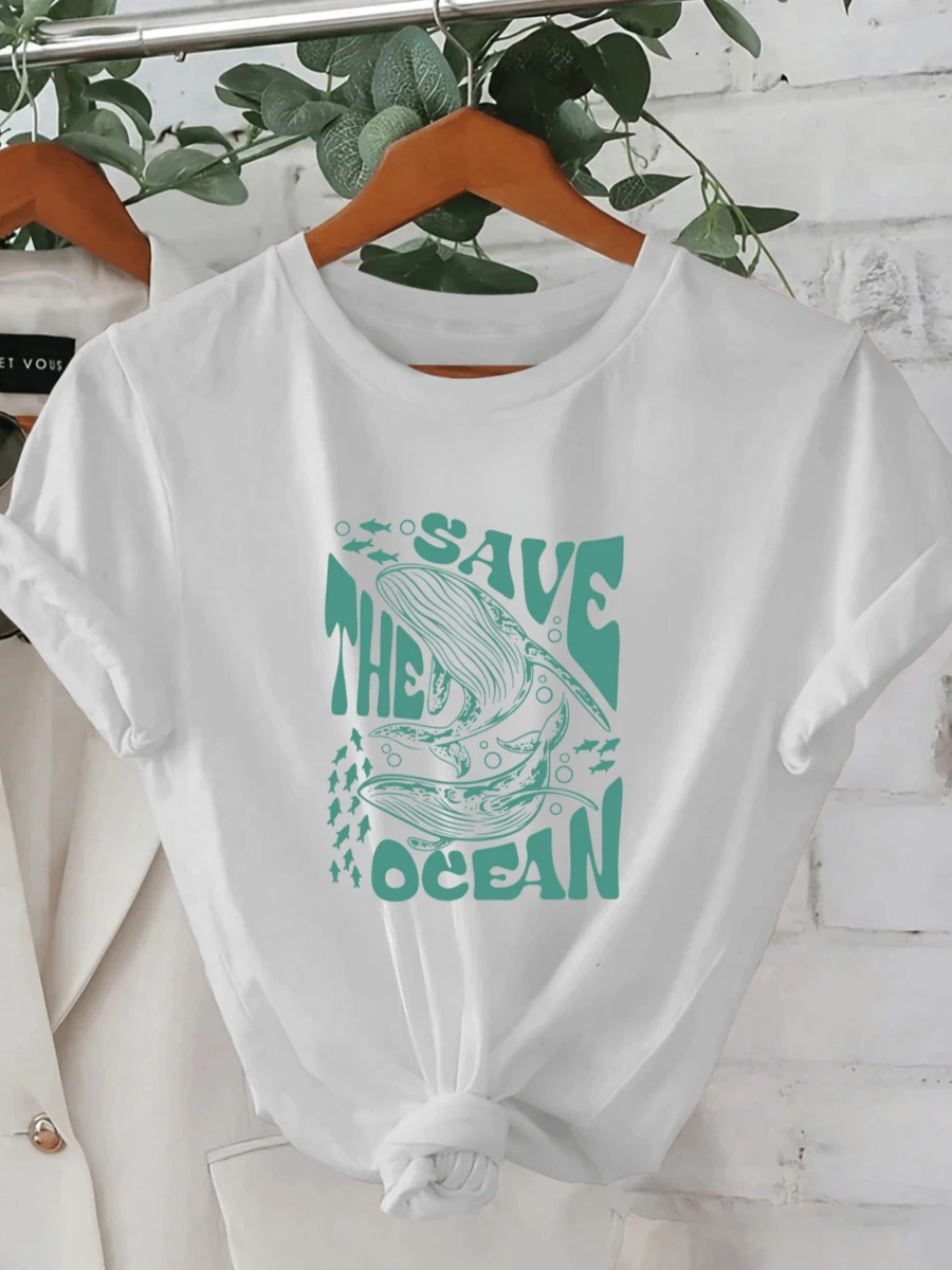 Ballena nadando entre olas y peces que simboliza la protección del mar y la esperanza en la vida marina camiseta de mujer cómoda casual blanca con mensaje ecológico - Blanco - Ver 1