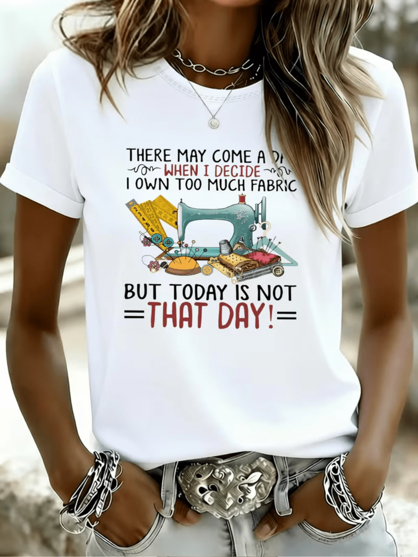 Máquina de coser con reglas hilos botones y telas que simbolizan creatividad pasión por confeccionar y amor por las manualidades camiseta de mujer moderna cómoda y con mensaje divertido - Blanco - Ver 1