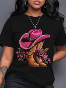 Pink Cowboy Hat Surrounded By Brown Boots Decorated With Bright Roses Symbolizing Feminine Strength, Freedom, And Connection With Nature; Modern, Comfortable Women's Casual T-Shirt For Everyday Wear - 黑色 - 查看 8