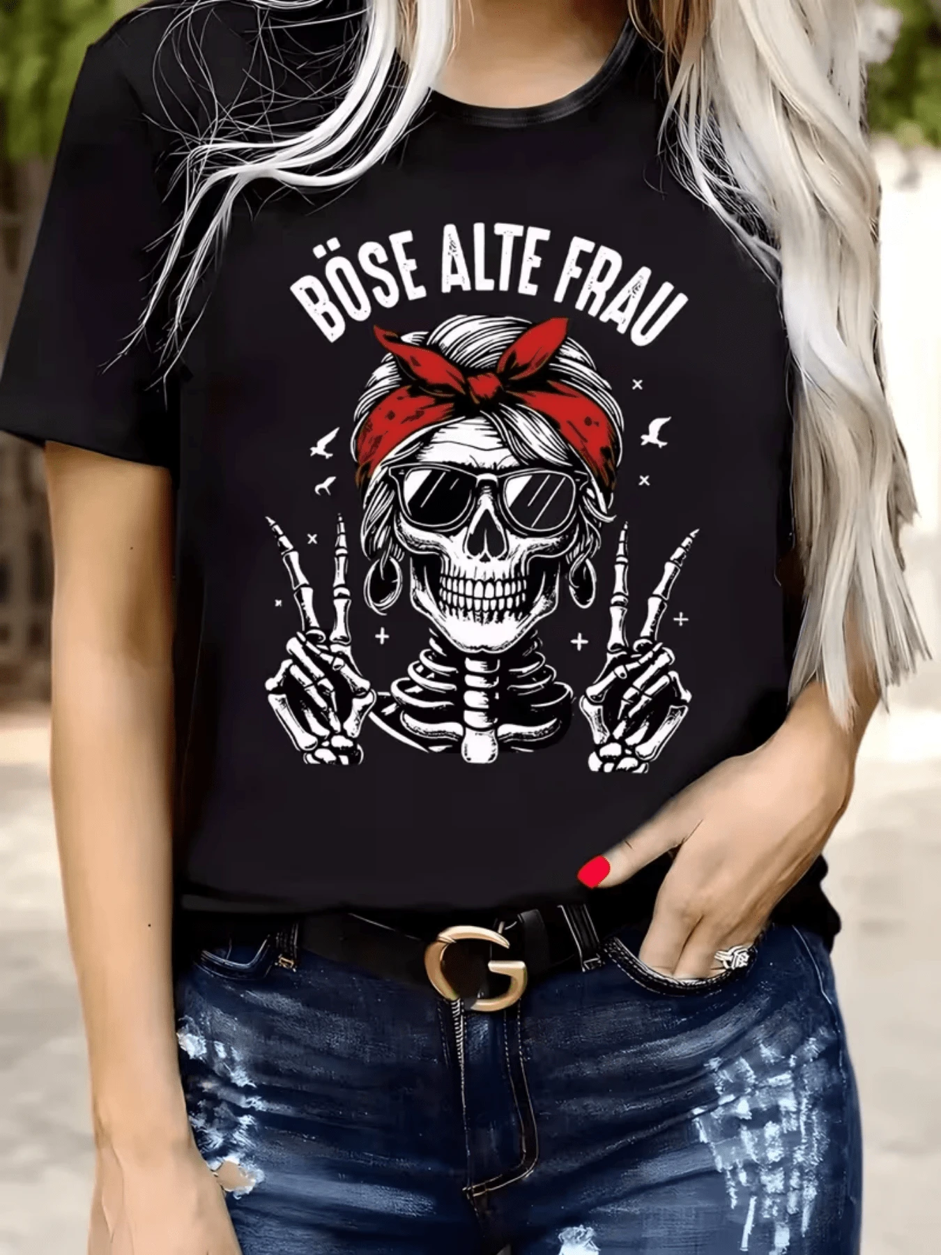 Figura de calavera femenina con pañuelo rojo mostrando actitud rebelde y gesto desafiante simbolizando fuerza independencia y libertad camiseta de mujer casual moderna adecuada para uso diario - Negro - Ver 1