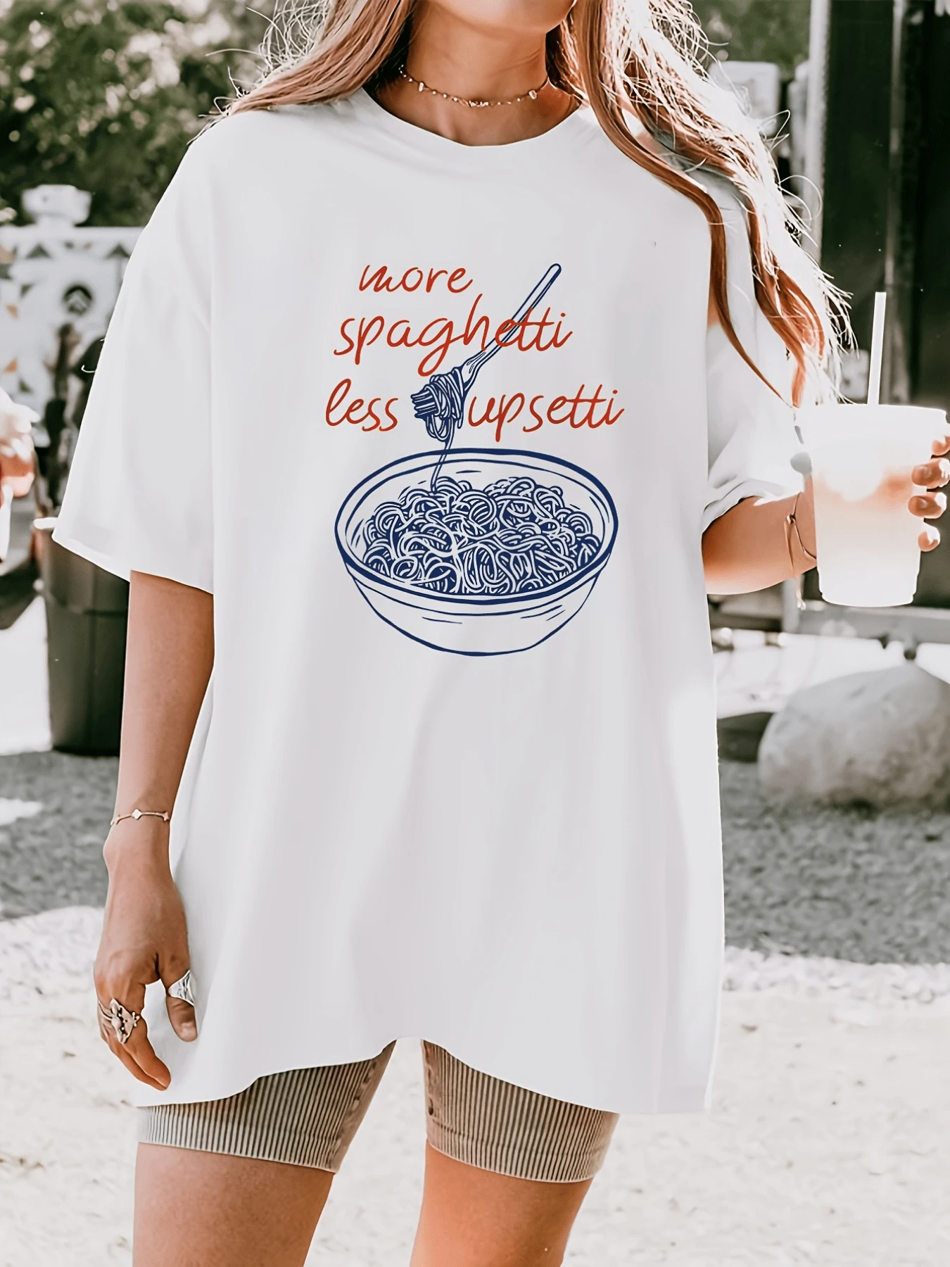 Un divertido mensaje que invita a disfrutar la vida con humor muestra un plato lleno de espaguetis y un tenedor levantando pasta transmitiendo alegría y buen ánimo camiseta de mujer casual cómoda ideal para uso diario - Blanco - Ver 1