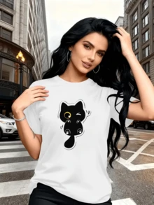 Gato negro travieso que guiña un ojo simbolizando la buena suerte y el misterio femenino con trazos suaves y encanto urbano camiseta de mujer casual cómoda para diario - Blanco - Ver 1