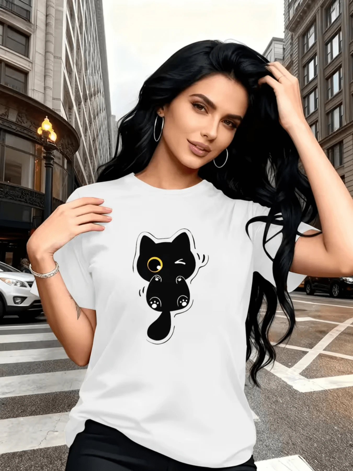 Gato negro travieso que guiña un ojo simbolizando la buena suerte y el misterio femenino con trazos suaves y encanto urbano camiseta de mujer casual cómoda para diario - Blanco - Ver 1