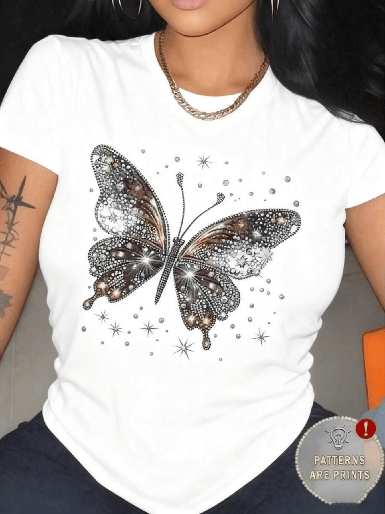 Bright Butterfly Surrounded By Sparkles Symbolizing Freedom, Transformation, And The Beauty Of Rebirth Under The Starlight. Women's Casual, Modern, Comfortable T-Shirt For Everyday Wear. - 白色 - 查看 1
