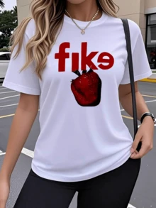 A Bright Red Strawberry Symbolizes Freshness, Energy, And A Desire For Freedom While Highlighting A Bold And Modern Spirit, Ideal For A Casual Urban Look. Women's Fitted T-Shirt With Modern Red Lettering. - 白色 - 查看 1