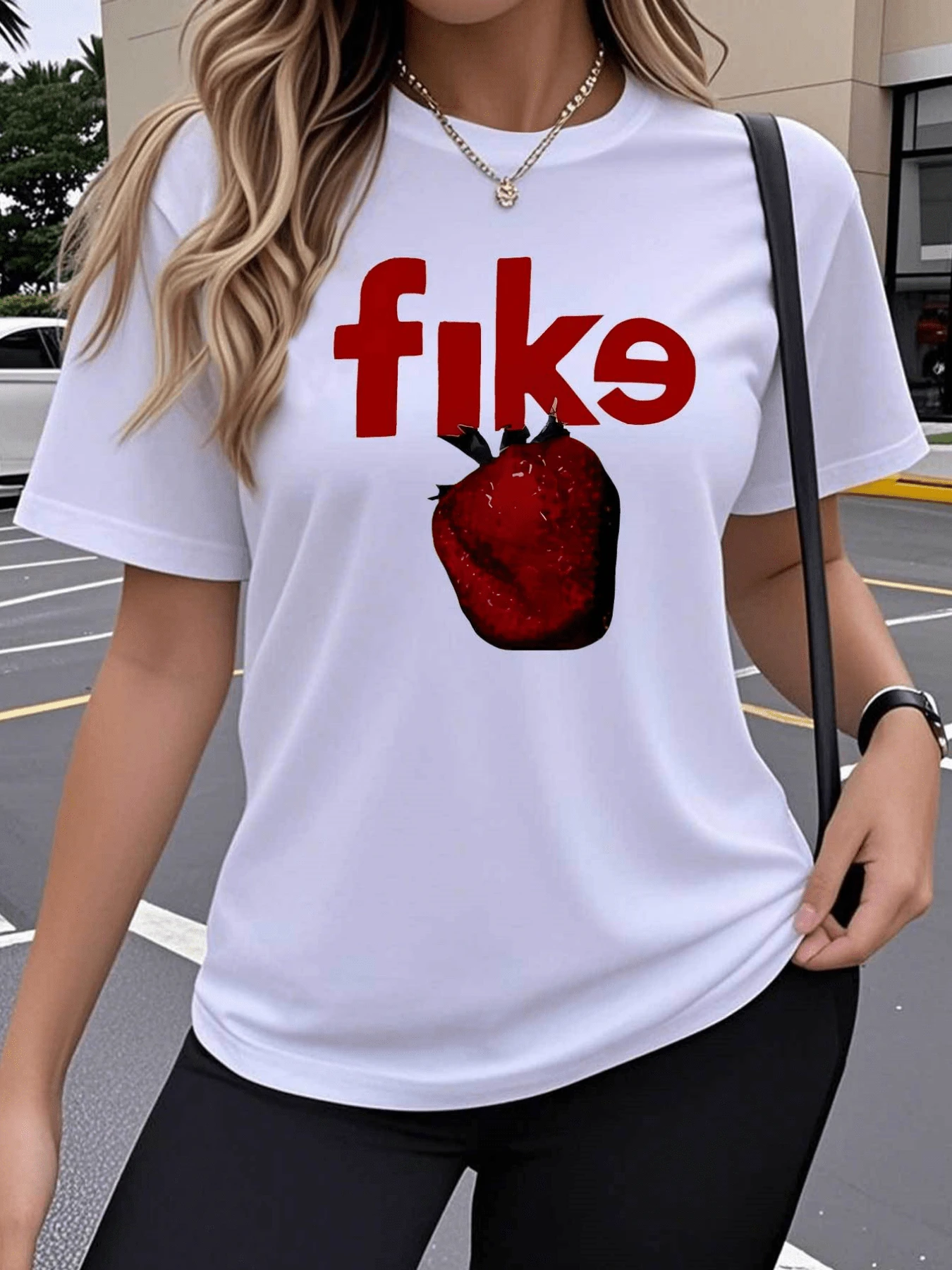 A Bright Red Strawberry Symbolizes Freshness, Energy, And A Desire For Freedom While Highlighting A Bold And Modern Spirit, Ideal For A Casual Urban Look. Women's Fitted T-Shirt With Modern Red Lettering. - 白色 - 查看 1