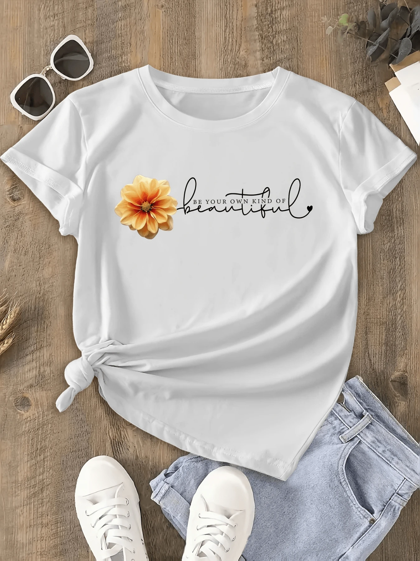 A Yellow Flower Symbolizing Joy And Inner Energy, Along With A Motivational Phrase That Inspires Confidence And Self-Love, Creating A Feeling Of Optimism And Harmony. A Comfortable, Casual Women's T-Shirt For Everyday Wear. - 白色 - 查看 1