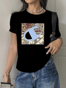 Abstract Symbol Representing Balance And Energy With Soft Curved Shapes And Ornamental Patterns Inspired By Classical Art That Evoke Dynamism And Elegance. Modern Casual Women's T-Shirt For Everyday Wear - 黑色 - 查看 1