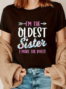 Frase divertida que celebra la fuerza y el liderazgo de la hermana mayor con letras coloridas y alegres que transmiten confianza independencia y amor familiar camiseta de mujer casual confortable para uso diario - Negro - Ver 6