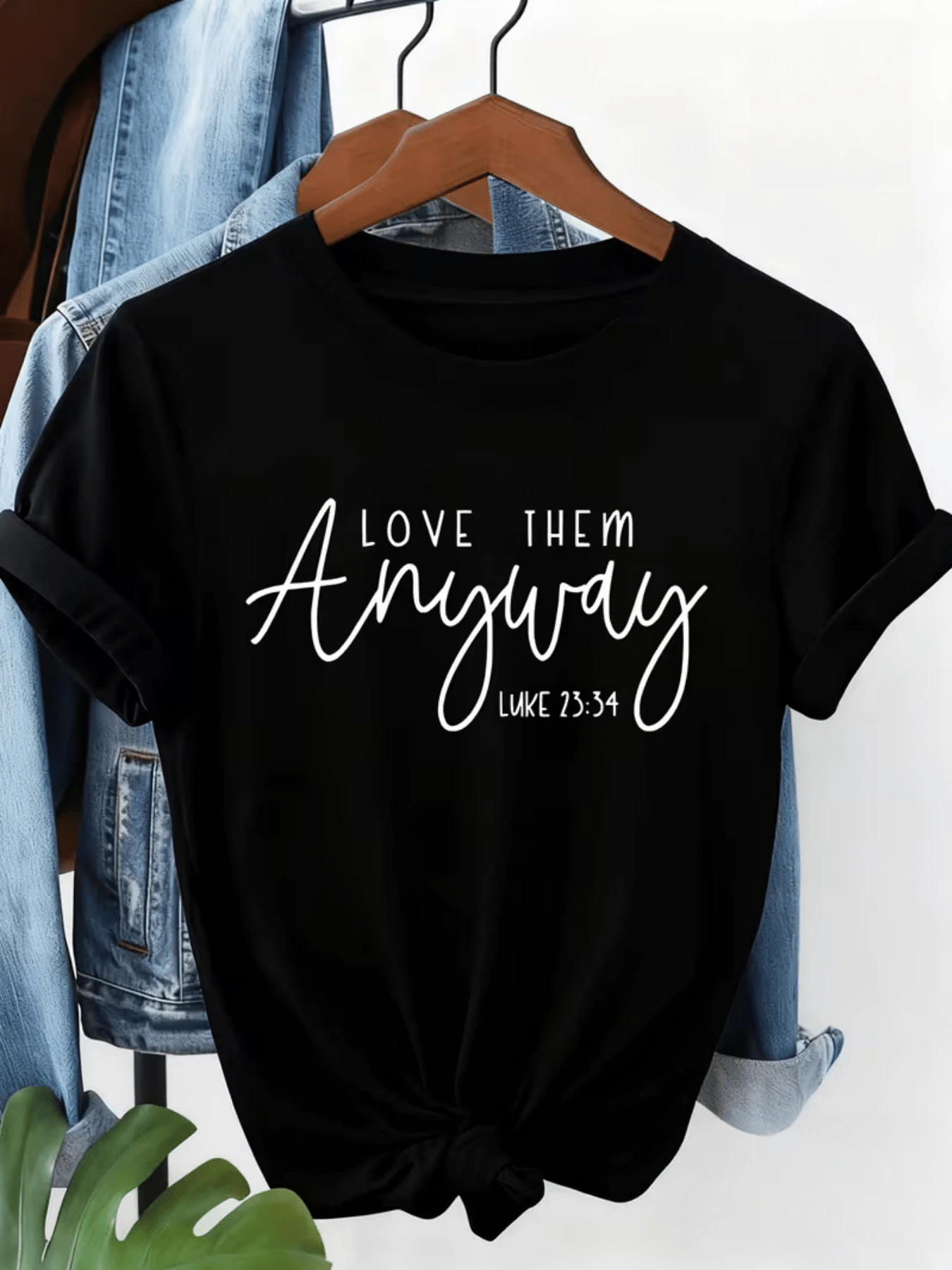 An Inspiring Message Conveying Empathy, Forgiveness, And Love For Others, Encouraging Kindness Even In Difficult Times. Casual White Women's T-Shirt With Modern Motivational Text - 黑色 - 查看 1