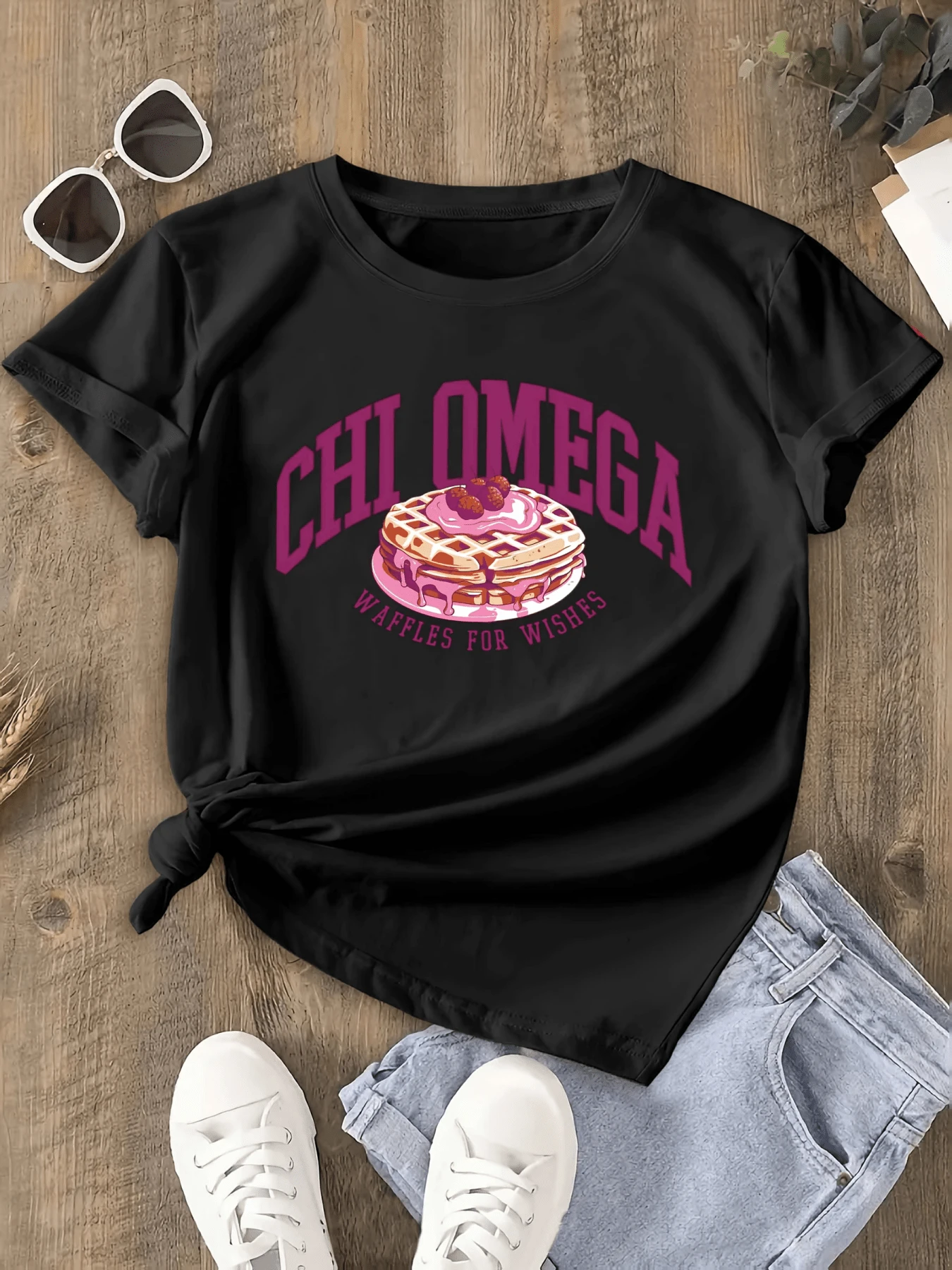 A Sweet Waffle Covered In Pink Cream And Fruit Symbolizes Wishes And Joy, Displaying Positive Energy And Optimism. A Comfortable And Modern Casual Women's T-Shirt For Everyday Wear. - 黑色 - 查看 1