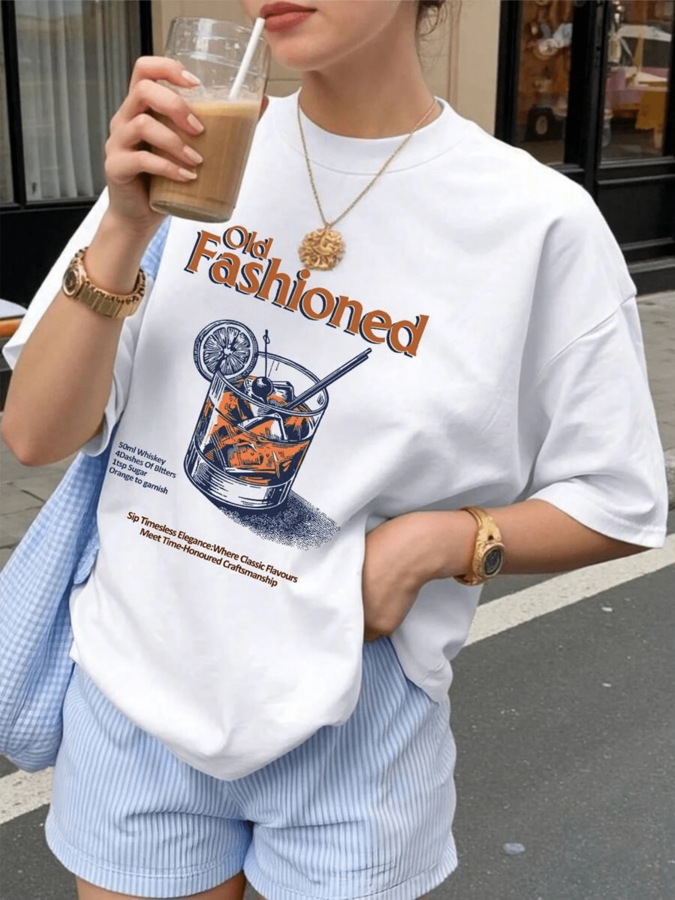 Illustration Of A Classic Old Fashioned Cocktail With An Orange Slice And Cherries, Symbolizing The Art Of Enjoying Life's Little Pleasures With Elegance And Nostalgia. Comfortable, Modern, Casual Women's T-Shirt For Summer. - 白色 - 查看 1