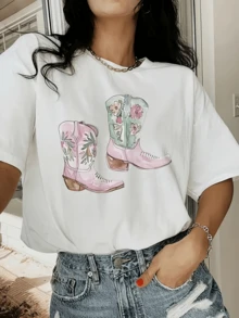 Botas vaqueras rosas y verdes adornadas con flores que simbolizan libertad fuerza y feminidad en espíritu aventurero camiseta de mujer casual moderna para uso diario cómoda y con toque artístico - Blanco - Ver 1