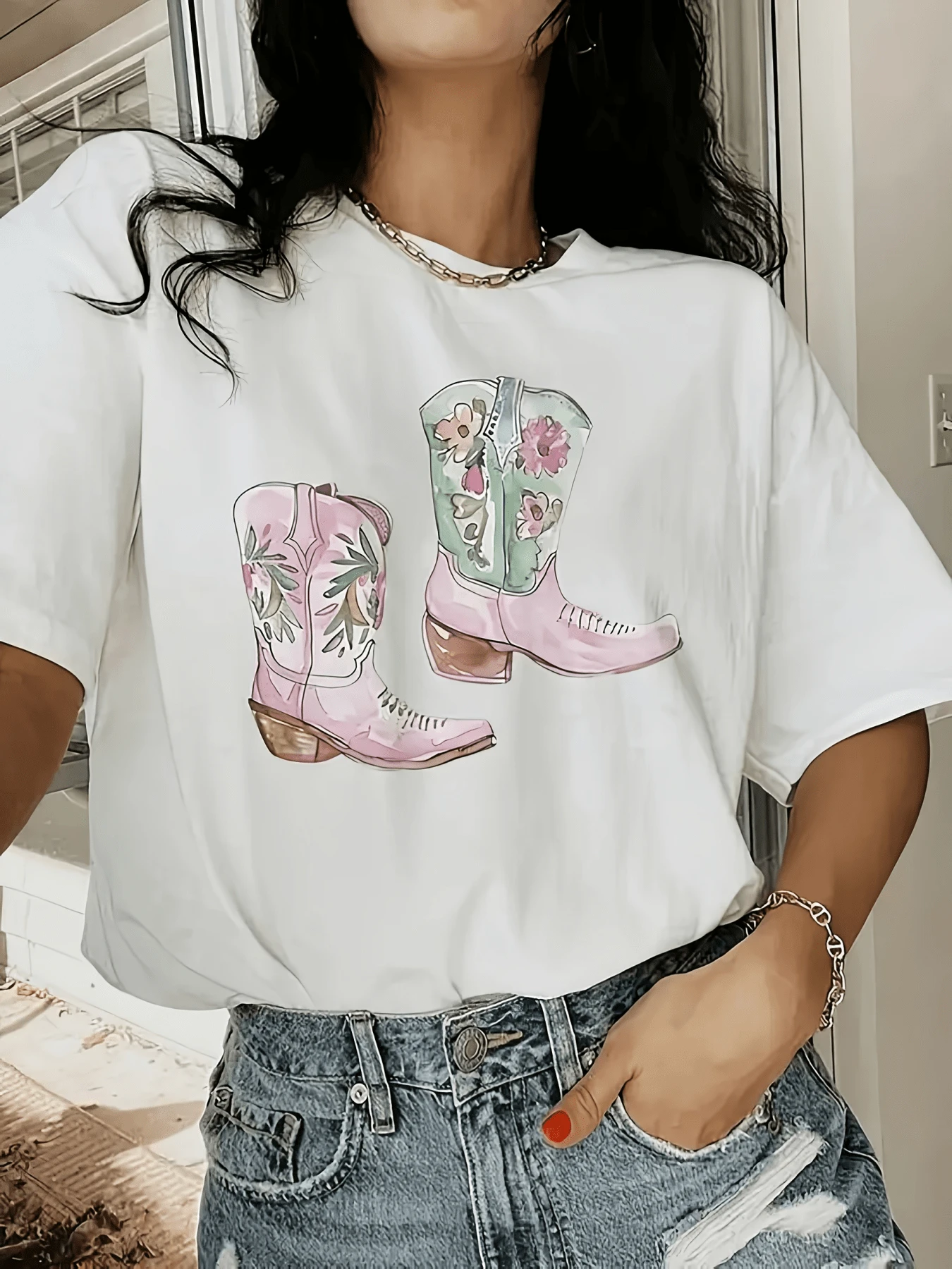 Botas vaqueras rosas y verdes adornadas con flores que simbolizan libertad fuerza y feminidad en espíritu aventurero camiseta de mujer casual moderna para uso diario cómoda y con toque artístico - Blanco - Ver 1