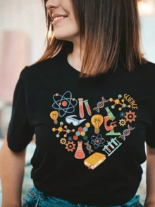 Símbolos coloridos que representan la pasión por la ciencia con átomos frascos ADN engranajes y libros formando un corazón lleno de curiosidad y conocimiento camiseta de mujer casual moderna atractivo estampado científico - Negro - Ver 1