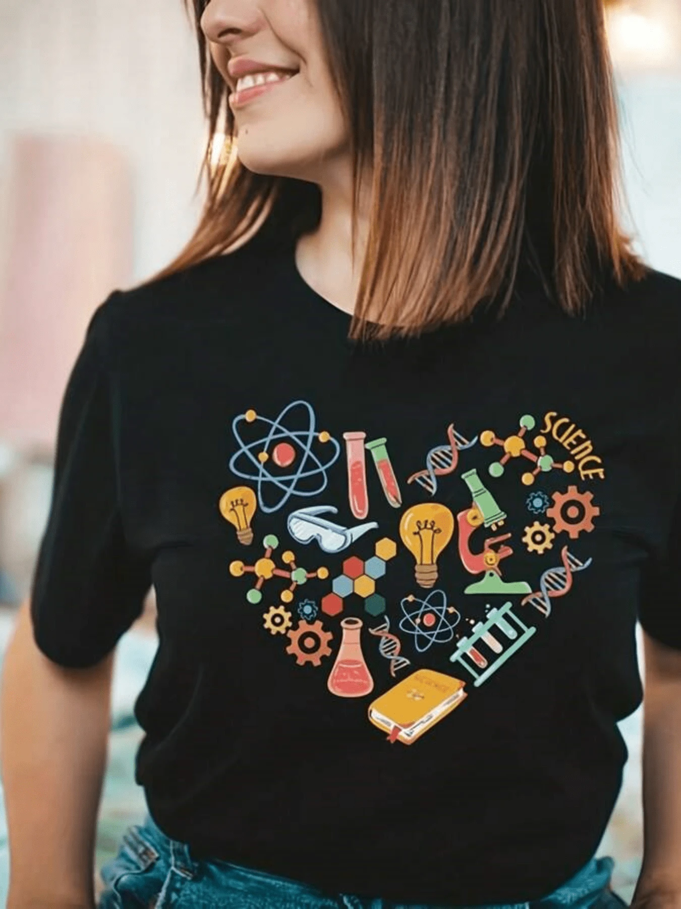 Símbolos coloridos que representan la pasión por la ciencia con átomos frascos ADN engranajes y libros formando un corazón lleno de curiosidad y conocimiento camiseta de mujer casual moderna atractivo estampado científico - Negro - Ver 1