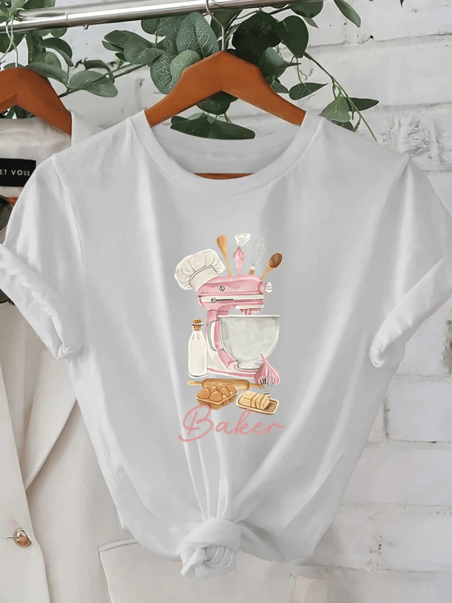 An Illustration Showing A Pink Mixer With Baking Utensils And Freshly Baked Bread Symbolizing A Passion For Baking And Artisanal Creativity. Women's T-Shirt With A Modern And Comfortable Print For Everyday Wear - 白色 - 查看 1