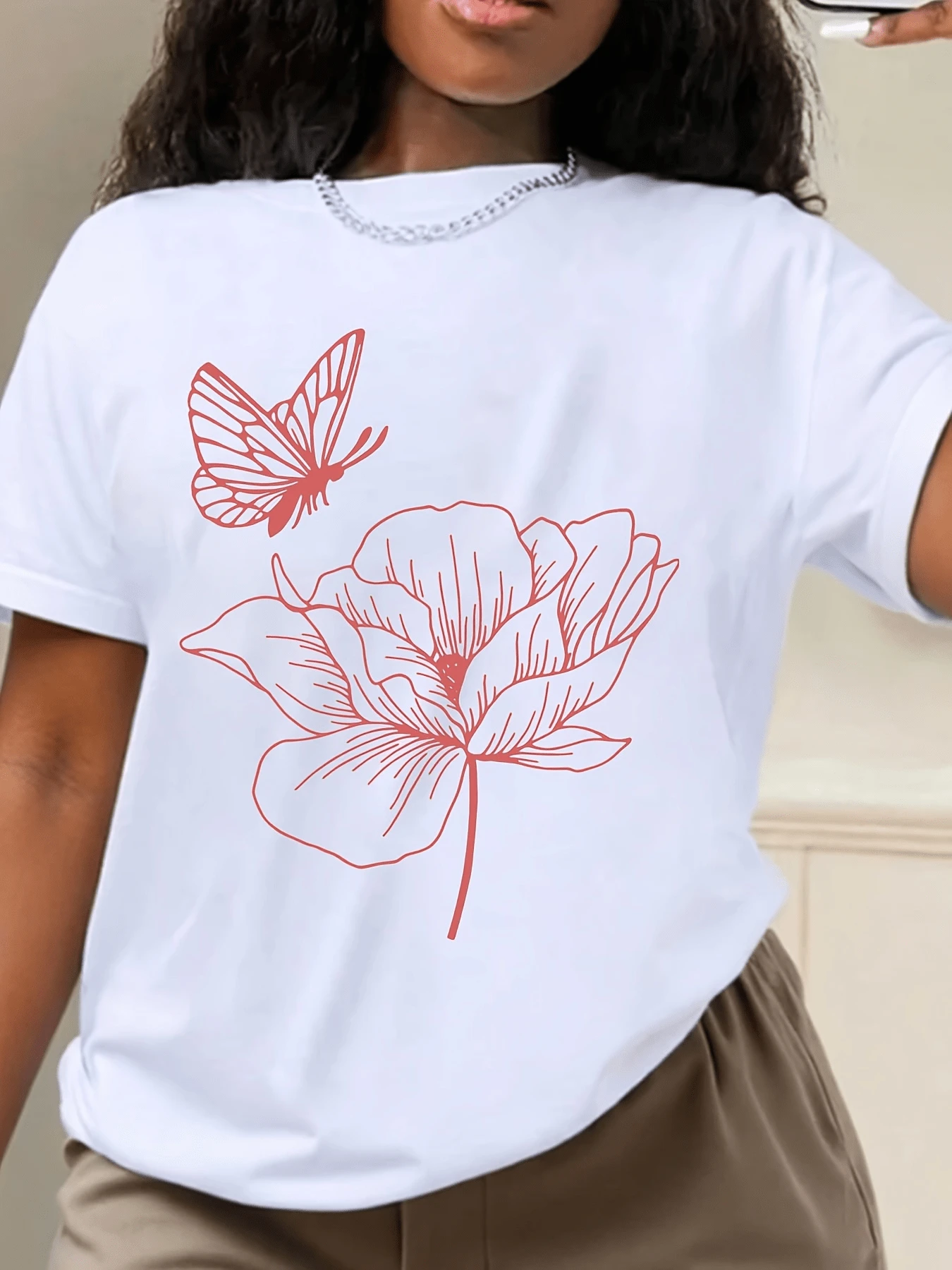 A Magnolia Flower With Soft Lines Represents Purity And Freedom, Accompanied By A Butterfly That Symbolizes Transformation And Hope. A Modern, Casual Women's T-Shirt For Comfortable And Stylish Everyday Wear. - 白色 - 查看 1
