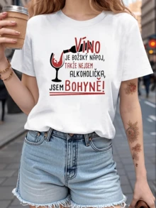 Texto divertido que muestra una copa de vino servida con energía positiva representando confianza alegría y un espíritu libre ideal para quienes disfrutan la vida con humor y elegancia camiseta de mujer casual moderna - Blanco - Ver 1