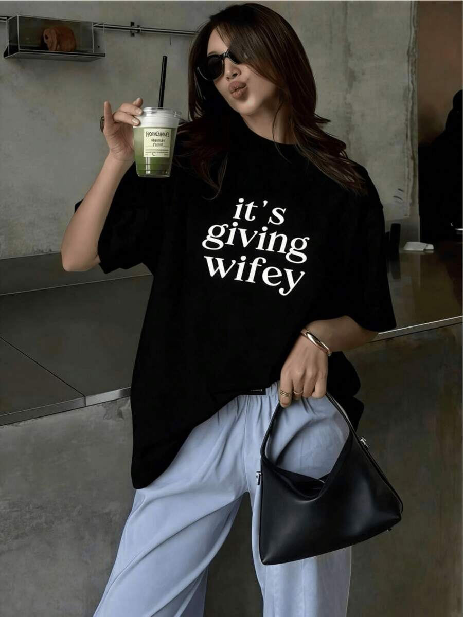 Frase moderna que expresa confianza y actitud elegante con un toque de humor representando y empoderamiento femenino en cada detalle camiseta de mujer casual de manga corta cómoda para uso diario - Negro - Ver 1