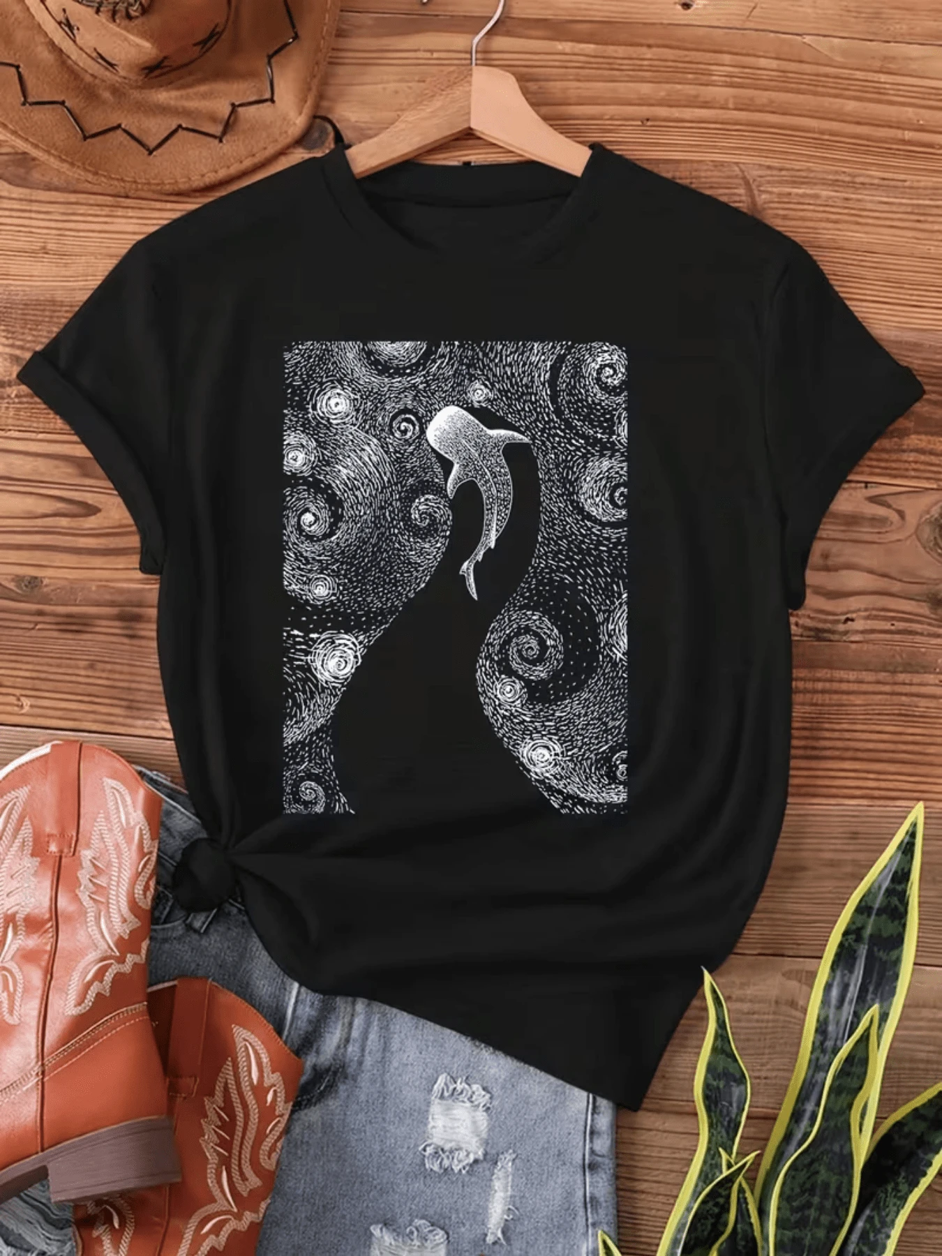 Figura de un delfín ascendiendo entre espirales marinas simboliza la libertad y la fuerza interior bajo el cielo estrellado camiseta de mujer cómoda para uso diario y expresión artística - Negro - Ver 1