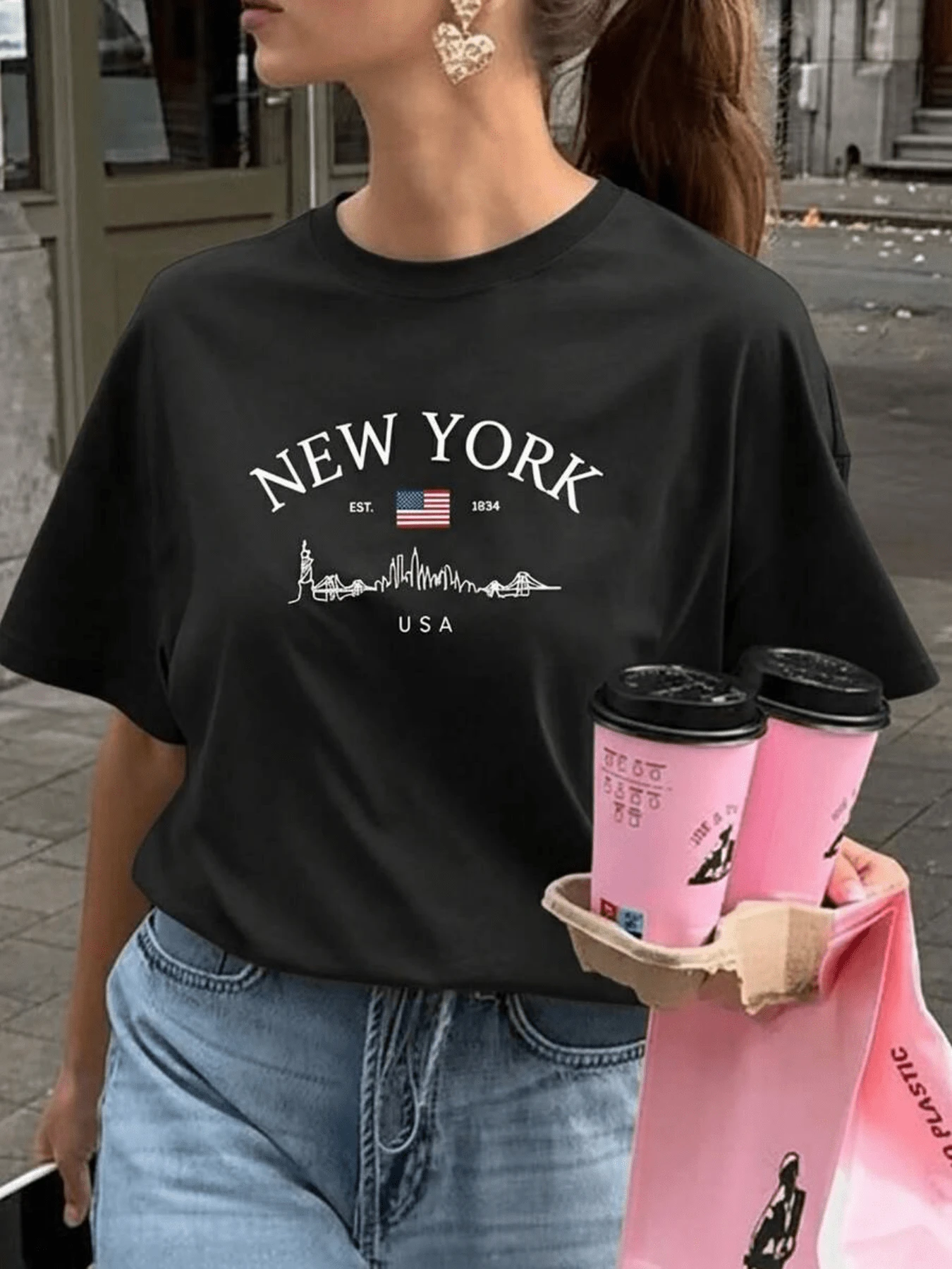 Urban Landscape Featuring The Iconic Silhouette Of New York And The American Flag, Evoking Cosmopolitan Energy And Modernity. Comfortable Casual Women's T-Shirt For Everyday Wear. - 黑色 - 查看 1