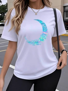 A Bright Crescent Moon Reflected On A Calm Lake With Blue And Pink Tones That Evoke Serenity And Fantasy. A Comfortable, Casual Women's T-Shirt For Everyday Wear, Elegant And Modern. - 白色 - 查看 6