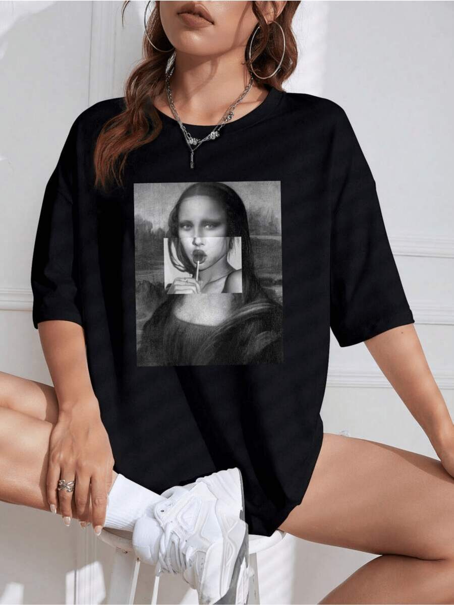 Artistic Portrait Of A Woman Holding A Finger To Her Lips, A Symbol Of Silence And Mystery, Set Against A Classic Background Evoking Reflection And Modern Elegance. Comfortable Casual Women's T-Shirt For Everyday Wear. - 黑色 - 查看 1