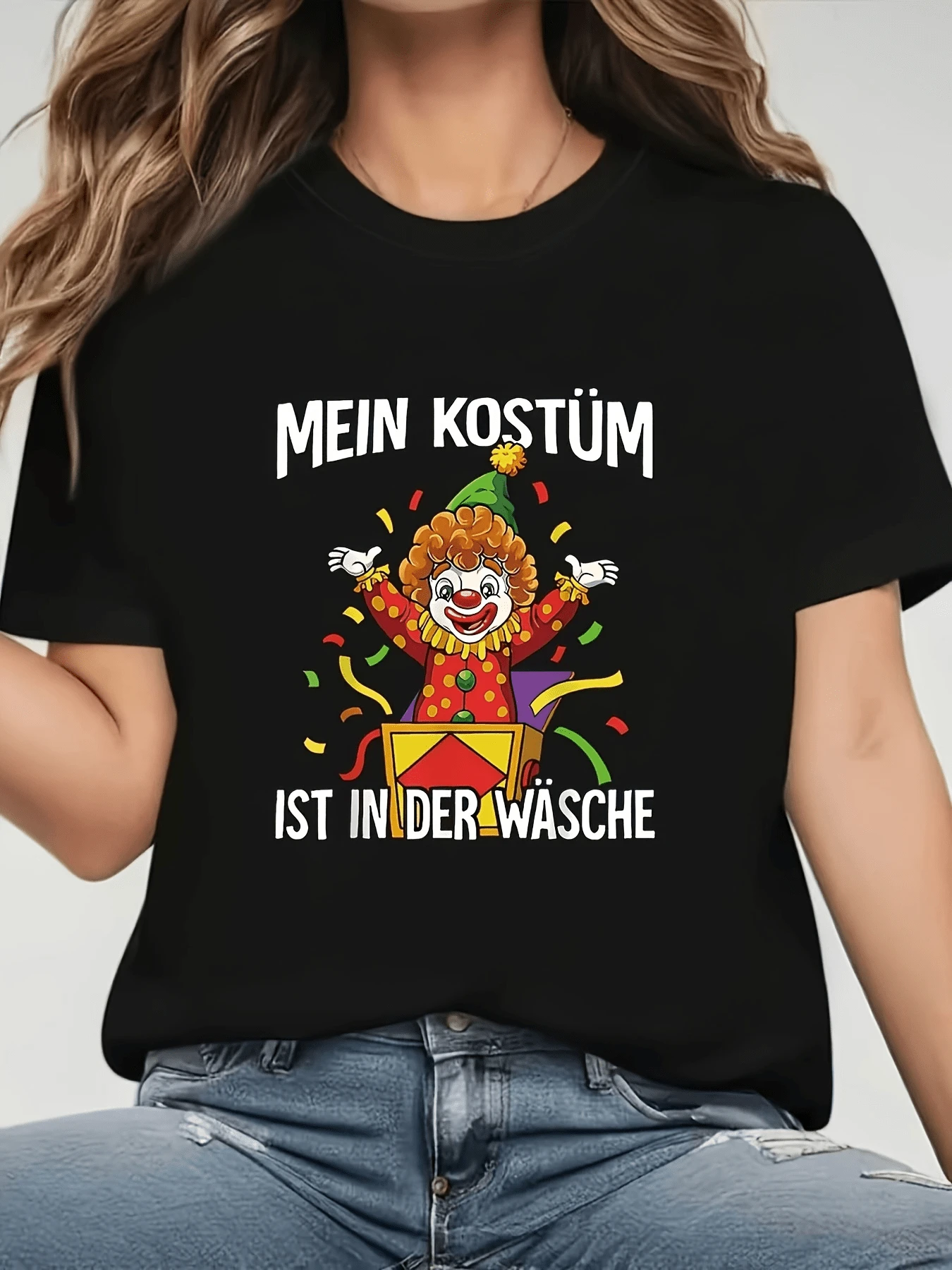 A Cheerful Clown Emerges From A Box, Brightly Colored And With A Festive Expression, Surrounded By Confetti, Conveying Energy, Fun, And A Celebratory Spirit. A Comfortable, Casual Women's T-Shirt For Joyful Occasions. - 黑色 - 查看 1