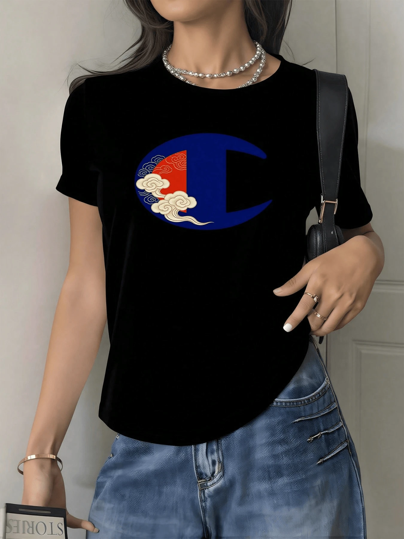 Blue Symbol With Red Background And White Clouds That Evoke Freedom, Serenity And Balance, Inspiring The Union Of The Air And The Calm Of The Sky. Modern And Comfortable Women's T-Shirt For Everyday Use - 黑色 - 查看 1