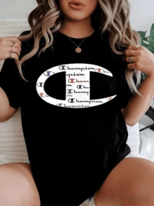 Large Letter-Shaped Symbol Representing Strength, Identity, And Confidence, Adorned With Word Repetitions That Evoke Sporty Energy And Urban Elegance. Comfortable, Modern Women's T-Shirt For Everyday Wear And Casual Occasions. - 黑色 - 查看 6