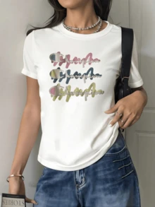 Colorful Strokes Symbolizing Energy, Confidence, And Movement, Reflecting Inner Feminine Strength. Women's T-Shirt With Modern Artistic Lettering And A Casual, Elegant Blurred Effect. - 白色 - 查看 6
