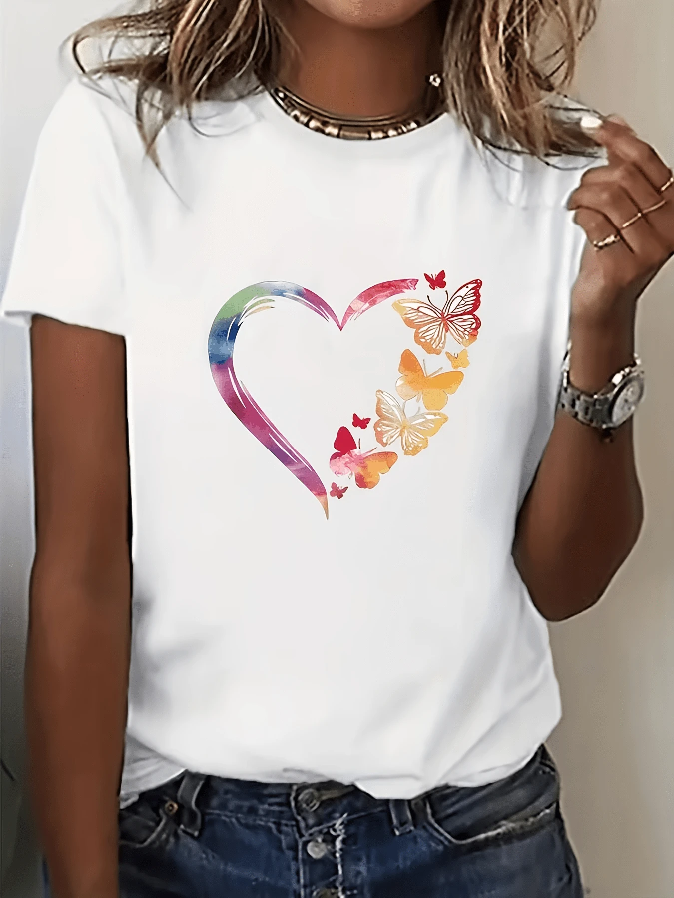 Camiseta Ligera para Mujer con Estampado de Mariposas y Corazones Coloridos – Manga Corta Cuello Redondo, Tela Transpirable, Estilo Casual para Verano