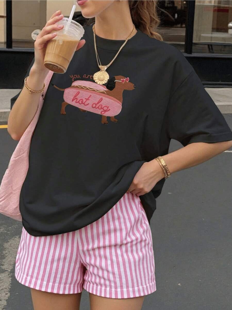 Perro salchicha con gafas de corazón y pan rosado simbolizando ternura humor y confianza camiseta de mujer con estampado divertido casual para uso diario cómodo y moderno - Negro - Ver 1