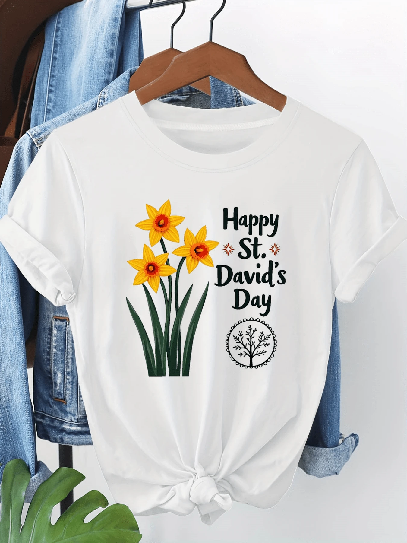Yellow Daffodil Flowers Symbolizing Hope, Renewal, And The Celebration Of St. David's Day, Accompanied By Inspirational Words In Cheerful Typography, Make This A Comfortable, Casual Women's T-Shirt Perfect For Everyday Wear. - 白色 - 查看 1