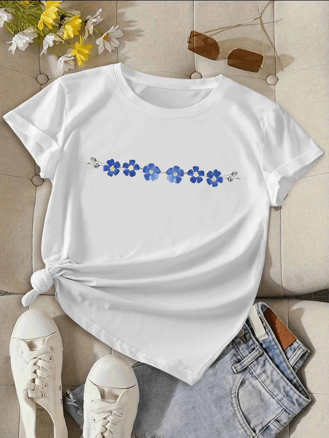 Flores azules conectadas por delicados tallos verdes que simbolizan la unión y la calma de la naturaleza reflejando serenidad y equilibrio en cada pétalo camiseta de mujer blanca moderna para uso diario cómoda y fresca - Blanco - Ver 1