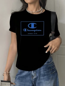 Blue Symbol Conveying Strength And Confidence Within A Modern Geometric Frame With Elegant Typography, Evoking Overcoming Challenges And Positive Energy. Comfortable Casual Women's T-Shirt For Everyday Wear And Urban Occasions. - 黑色 - 查看 1