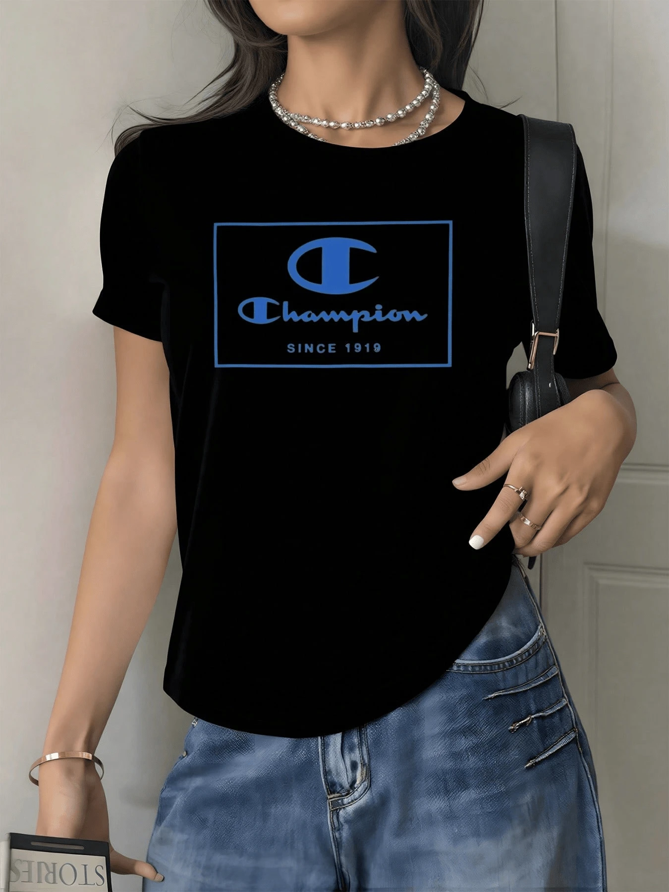 Blue Symbol Conveying Strength And Confidence Within A Modern Geometric Frame With Elegant Typography, Evoking Overcoming Challenges And Positive Energy. Comfortable Casual Women's T-Shirt For Everyday Wear And Urban Occasions. - 黑色 - 查看 1