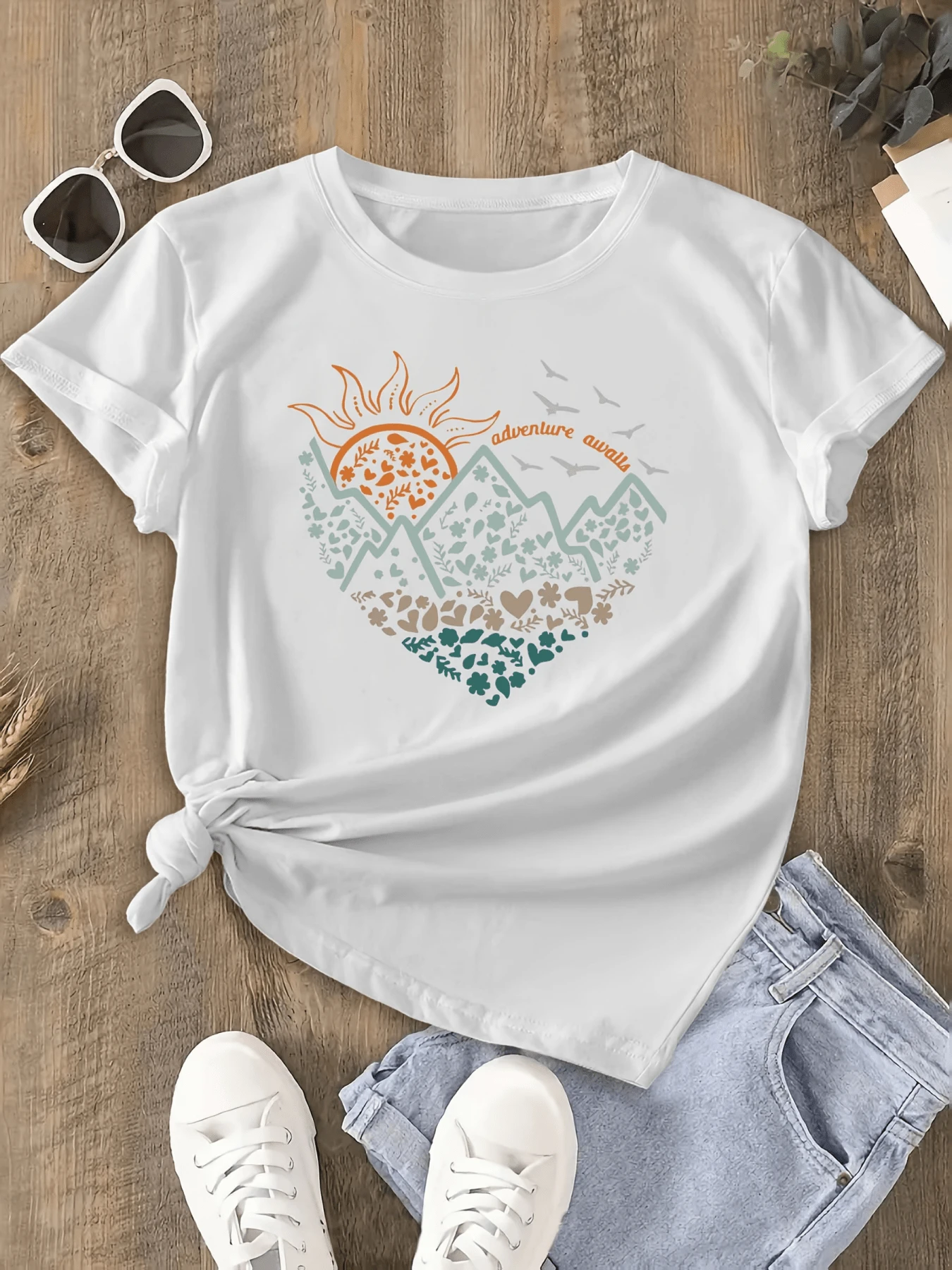 Sol brillante sobre montañas verdes simboliza energía naturaleza y libertad con pájaros en vuelo y mensaje positivo que invita a explorar nuevos horizontes camiseta de mujer casual cómoda ideal para aventuras y días soleados - Blanco - Ver 1