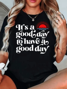 Radiant Sunrise Alongside Blue Waves Symbolizes Positive Energy And Hope, Conveying That Each Day Can Begin With Joy And Motivation. A Modern, Casual, Comfortable Women's T-Shirt For Everyday Wear. - 黑色 - 查看 1