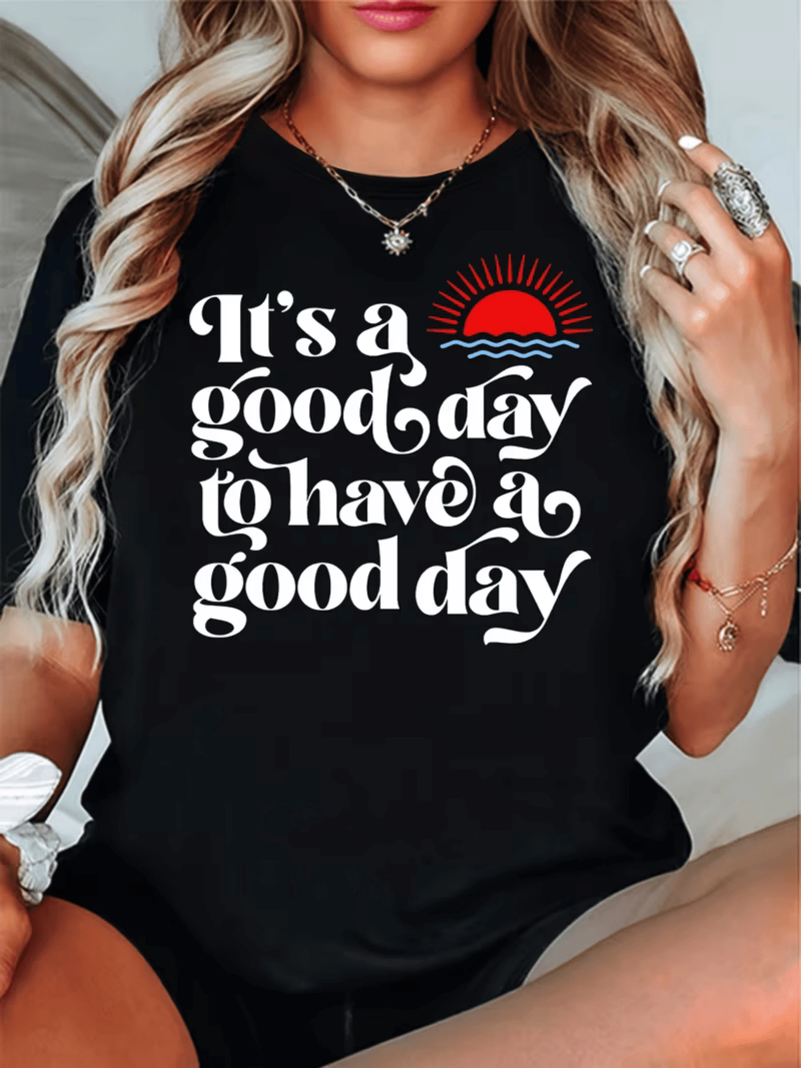 Radiant Sunrise Alongside Blue Waves Symbolizes Positive Energy And Hope, Conveying That Each Day Can Begin With Joy And Motivation. A Modern, Casual, Comfortable Women's T-Shirt For Everyday Wear. - 黑色 - 查看 1