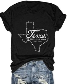 A Map Of Texas Made Of Barbed Wire Symbolizes Strength, Independence, And Southern Pride, With Historical Text Evoking The State's Resilient Spirit. A Comfortable, Casual Women's T-Shirt For Everyday Wear. - 黑色 - 查看 8
