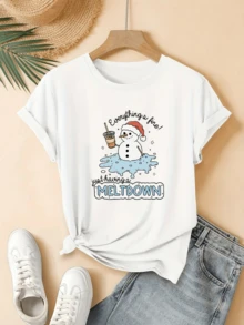 Muñeco de nieve derritiéndose con gorro rojo sosteniendo una bebida fría simboliza equilibrio entre calma y caos transmitiendo humor y serenidad camiseta de mujer casual blanca cómoda para verano - Blanco - Ver 1