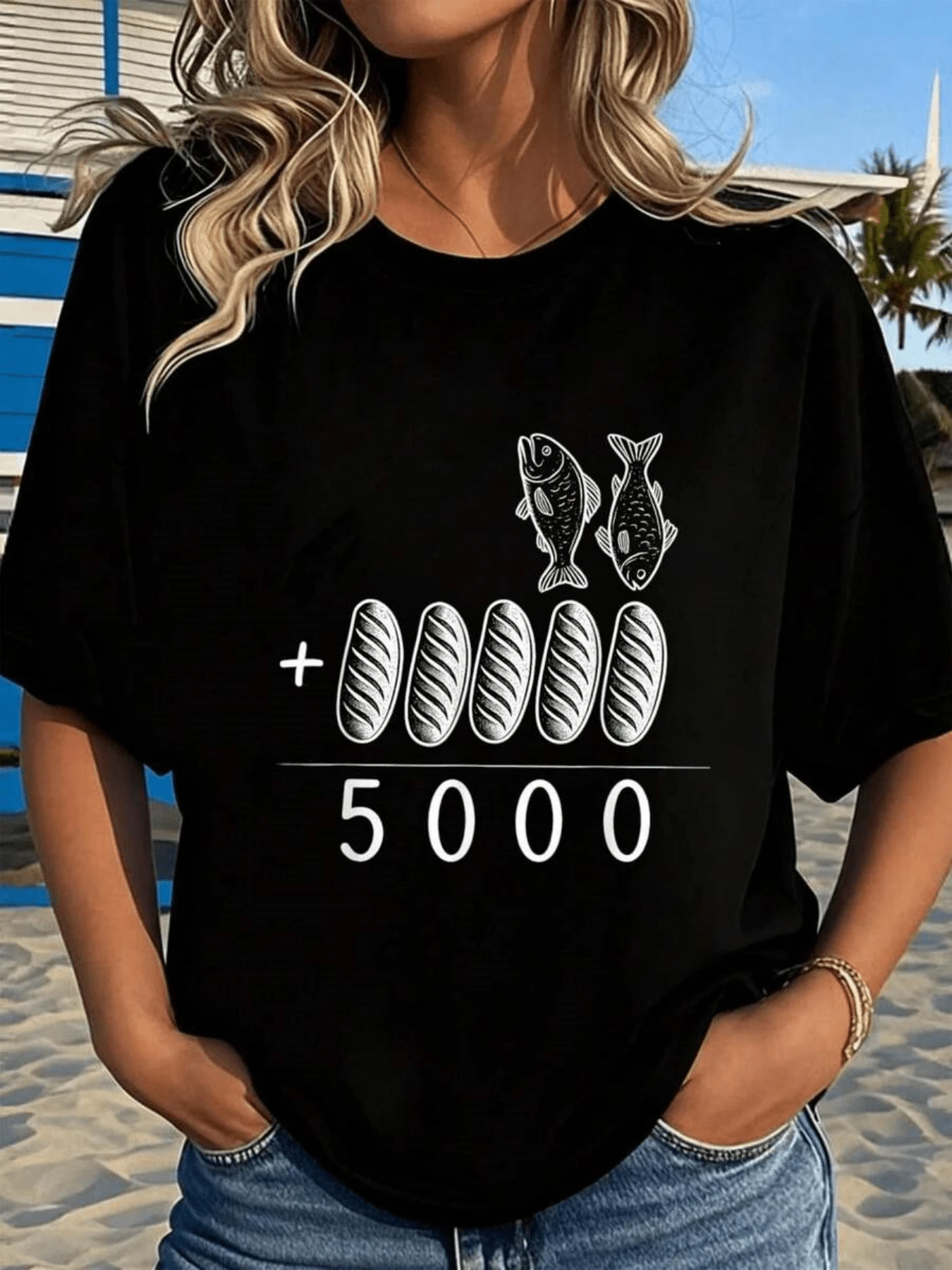 Two Fish Alongside Five Loaves Of Bread Represent Abundance, Hope, And Generosity, Conveying A Message Of Faith And Gratitude. Comfortable Casual Women's T-Shirt For Everyday Wear. - 黑色 - 查看 1