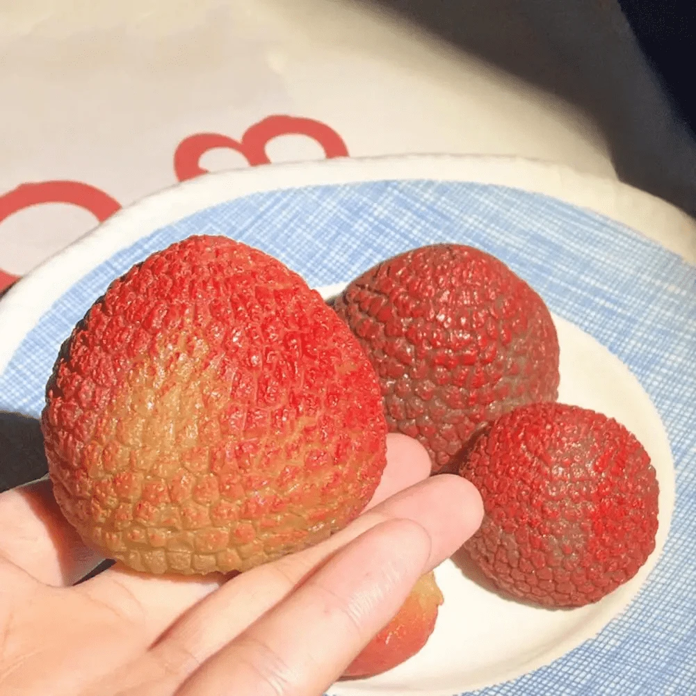 1 buah mainan squishy leci realistis dengan tekstur TPR lembut dan sensasi remas yang memuaskan. Sempurna untuk menghilangkan stres, permainan sensorik, relaksasi di meja kerja, dan mainan fidget portabel kapan saja! - Satu-Ukuran - View 1