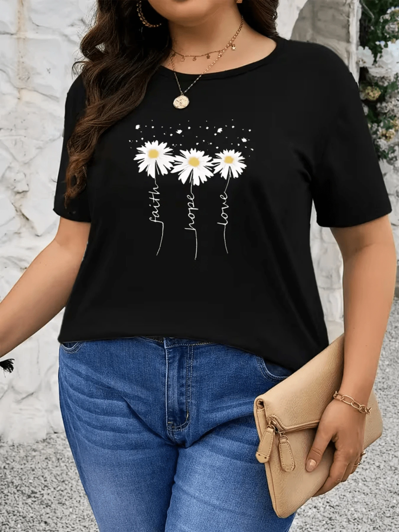 Tres margaritas blancas que representan fe esperanza y amor evocan pureza y equilibrio con destellos de luz en el fondo creando una sensación de calma y energía positiva camiseta de mujer casual cómoda y moderna - Negro - Ver 1