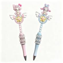 Bút bi đính hạt Sanrio (1 chiếc) - Bút bi giả ngọc trai thời trang | Thiết kế "Đũa thần" chủ đề sở hữu trí tuệ của Sanrio (Điểm nhấn ngôi sao và cánh) | Thân bút màu hồng/xanh chuyển sắc - Lý tưởng cho học sinh và viết nhật ký | Quà sinh nhật nhỏ - Bút cánh sao - Xem 1