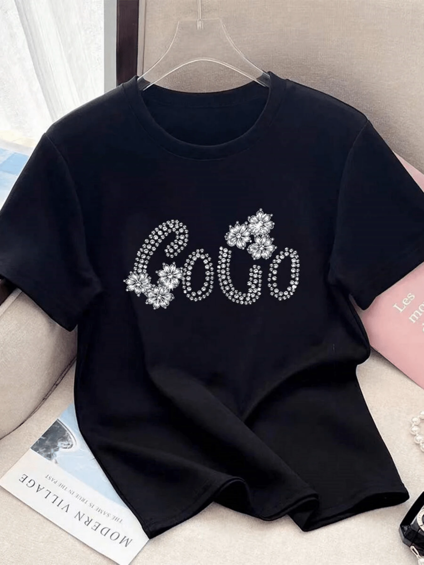Bright Flowers Combined With Rhinestone Lettering Convey Joy And Elegance, Perfect For Highlighting Femininity And Confidence. A Modern And Casual Women's T-Shirt. - 黑色 - 查看 1