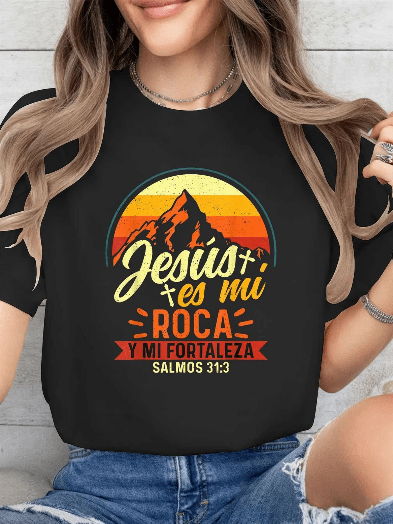 Montaña iluminada al amanecer simbolizando la fuerza espiritual y la fe constante que guía el corazón en tiempos difíciles camiseta de mujer cómoda con estampado inspirador y mensaje positivo - Negro - Ver 1